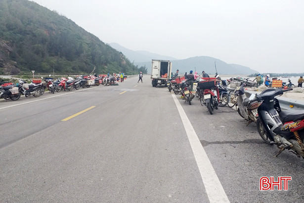 Chợ hải sản tự phát cản trở giao thông trên đường ven biển Hà Tĩnh