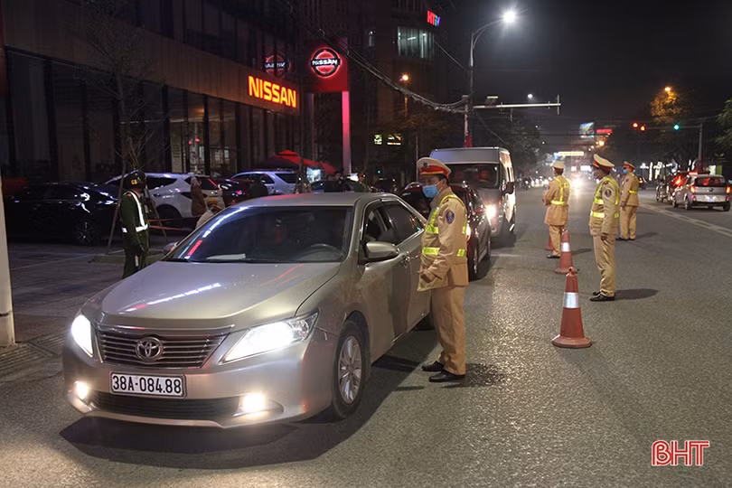 CSGT Hà Tĩnh ứng phó ra sao khi có người lập nhóm báo chốt đo nồng độ cồn?