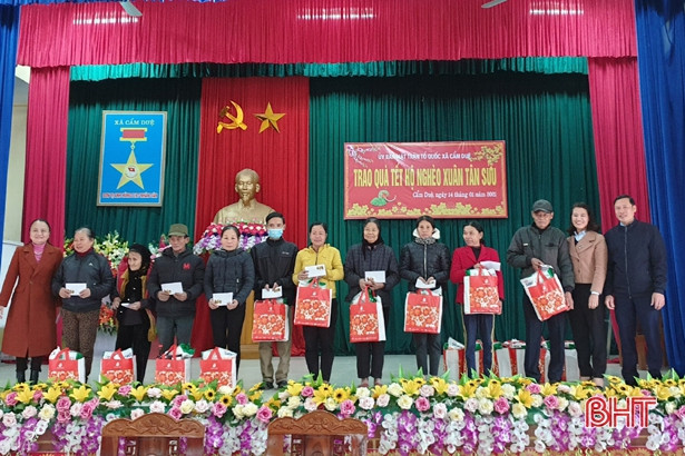 Co.opmart Hà Tĩnh hỗ trợ 100 triệu đồng xây nhà tình nghĩa ở Kỳ Anh