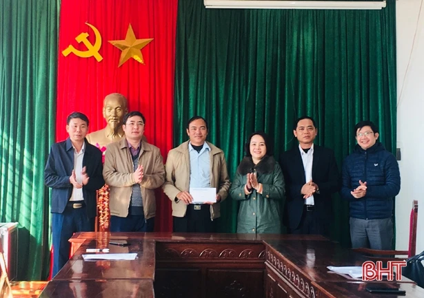 Trao 96 máy lọc nước trị giá 300 triệu đồng cho hộ nghèo thị xã Kỳ Anh