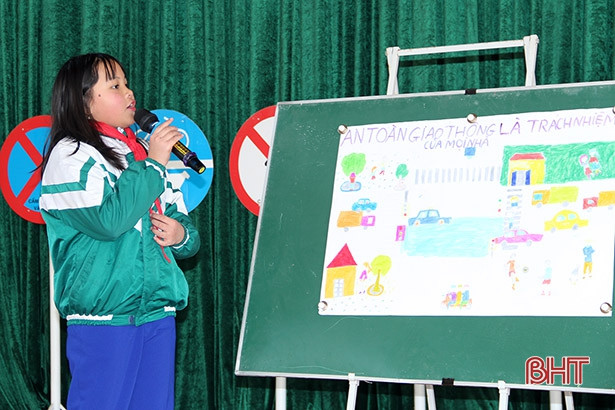 Học sinh Nghi Xuân thi tìm hiểu luật giao thông