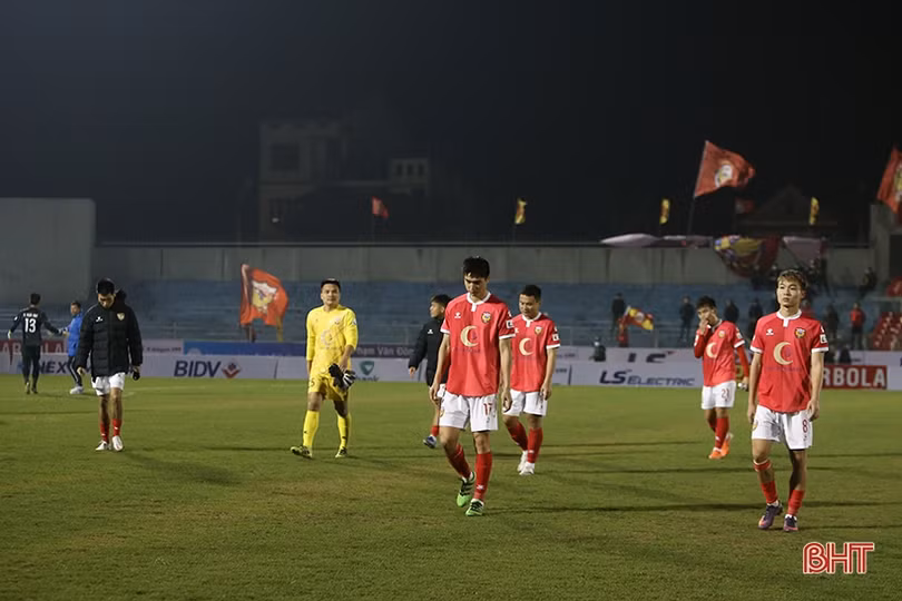 Đá hỏng 2 quả penalty, HLHT trắng tay trên sân nhà trước Than Quảng Ninh