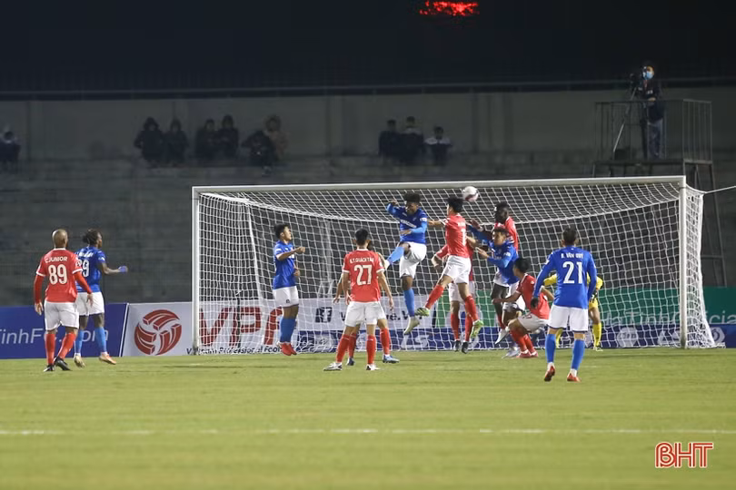 Đá hỏng 2 quả penalty, HLHT trắng tay trên sân nhà trước Than Quảng Ninh