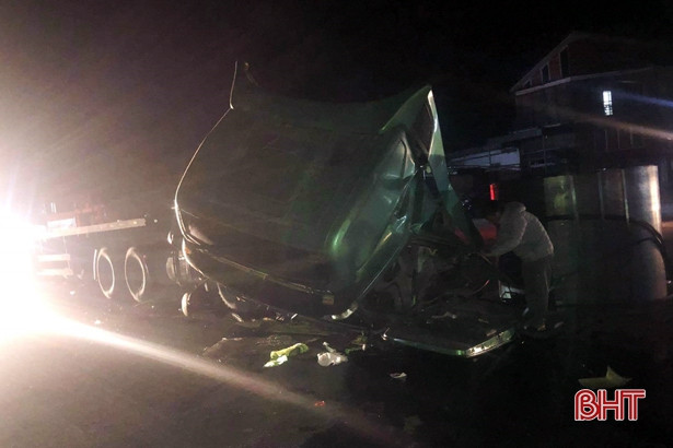 Tránh xe máy, xe đầu kéo văng cuộn thép lớn xuống đường