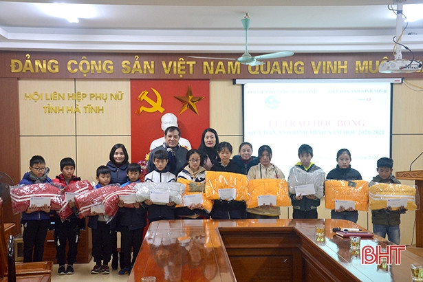 Trao học bổng Dẫn ánh bình minh” cho học sinh nghèo học giỏi