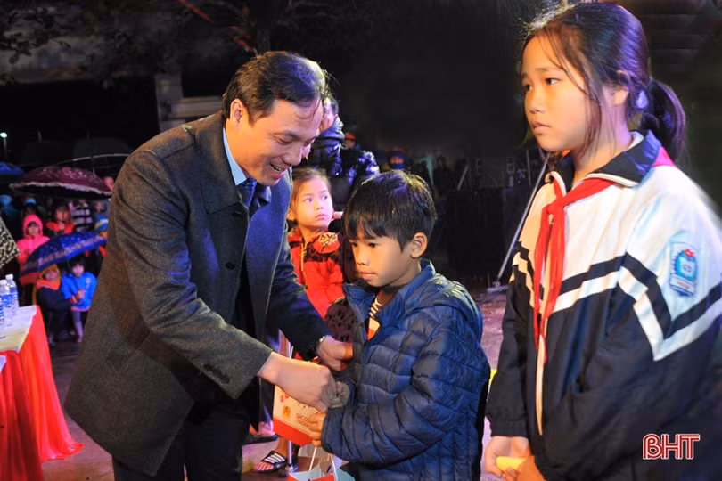 Ấm áp chương trình nghệ thuật - thiện nguyện “Xuân về dưới đỉnh Giăng Màn”