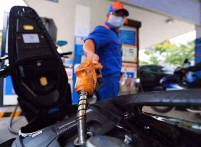 Giá xăng tăng cao nhất trong 9 tháng