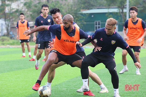 Trần Phi Sơn đeo băng đội trưởng Hồng Lĩnh Hà Tĩnh