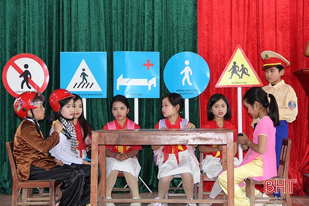 Học sinh Nghi Xuân thi tìm hiểu luật giao thông