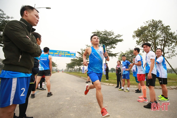 Người dân Hà Tĩnh hưởng ứng ngày hội chạy bộ “Tiếp sức cùng đồng đội”