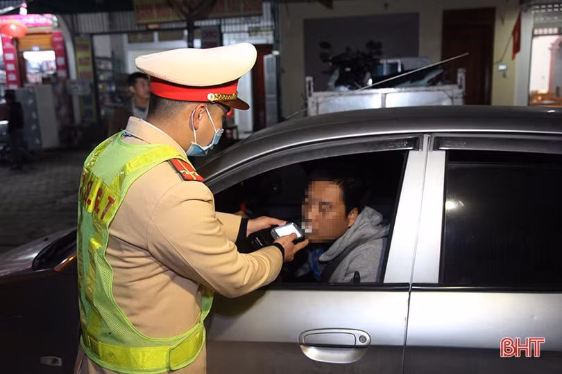 CSGT Hà Tĩnh ứng phó ra sao khi có người lập nhóm báo chốt đo nồng độ cồn?