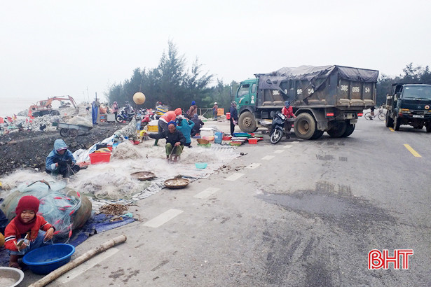 Chợ hải sản tự phát cản trở giao thông trên đường ven biển Hà Tĩnh