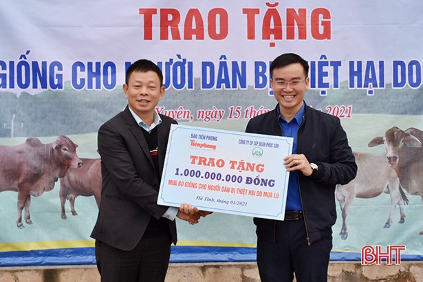 Báo Tiền Phong phối hợp trao 1 tỷ đồng hỗ trợ người dân vùng lũ Hà Tĩnh mua bò giống