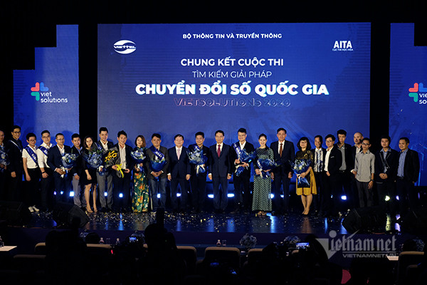 Giải thưởng Viet Solution tìm kiếm giải pháp chuyển đổi số quốc gia được Bộ TT&TT tổ chức. Ảnh: Trọng Đạt Những con số ấn tượng về chuyển đổi số Việt Nam năm 2020