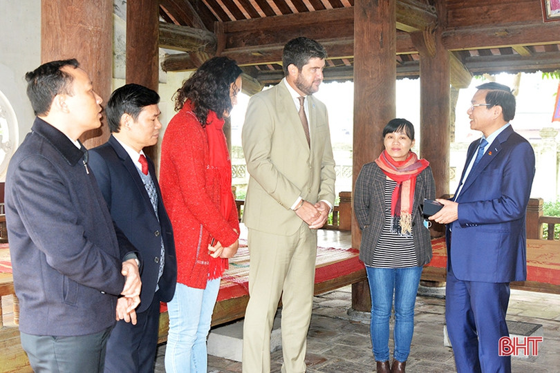 Đoàn công tác UNESCO tham quan các di tích Nguyễn Du và Nguyễn Công Trứ