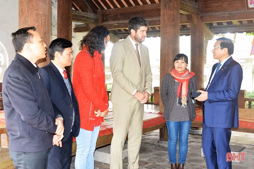 Đoàn công tác UNESCO tham quan các di tích Nguyễn Du và Nguyễn Công Trứ