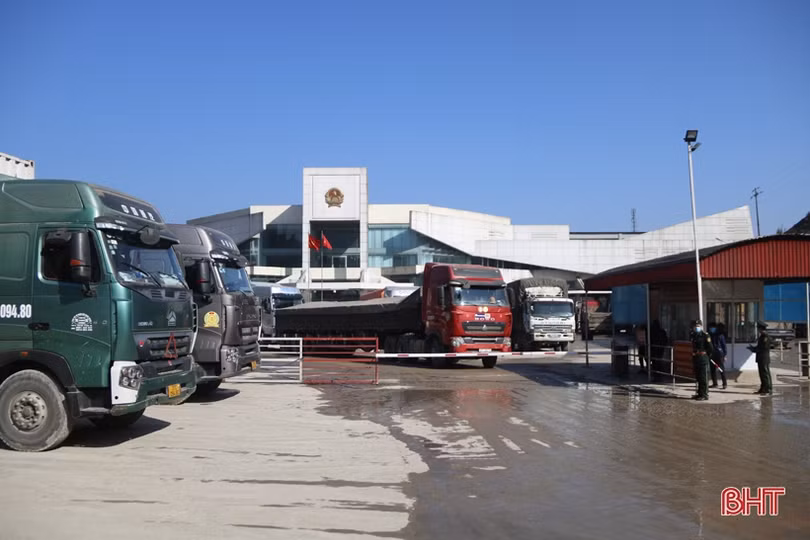 Công dân nhập cảnh qua Cửa khẩu Cầu Treo tăng, lực lượng chức năng tập trung phòng dịch