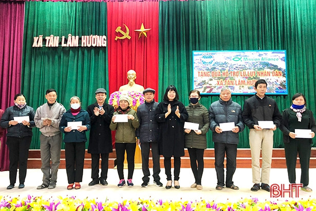 Trao 10.000 USD hỗ trợ người dân Hà Tĩnh bị thiệt hại do lũ lụt