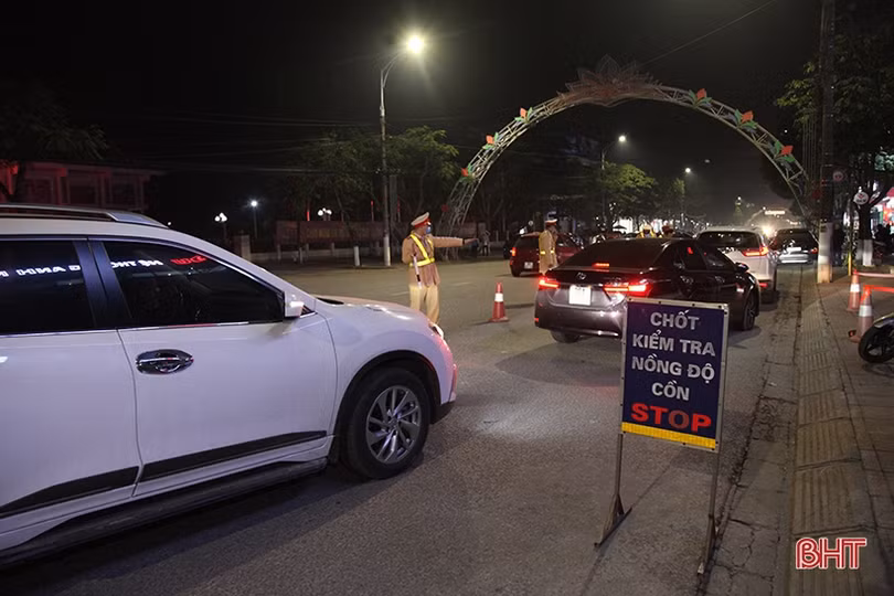 CSGT Hà Tĩnh ứng phó ra sao khi có người lập nhóm báo chốt đo nồng độ cồn?