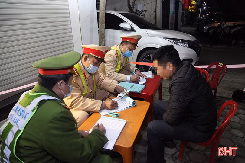 CSGT Hà Tĩnh ứng phó ra sao khi có người lập nhóm báo chốt đo nồng độ cồn?