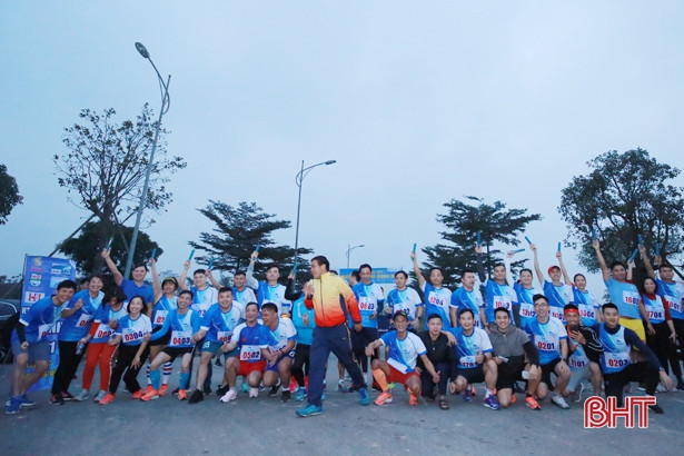 Người dân Hà Tĩnh hưởng ứng ngày hội chạy bộ “Tiếp sức cùng đồng đội”
