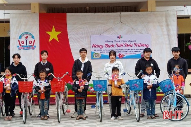 Hội phụ huynh ở Hà Nội tặng quà cho học sinh Hà Tĩnh có hoàn cảnh khó khăn