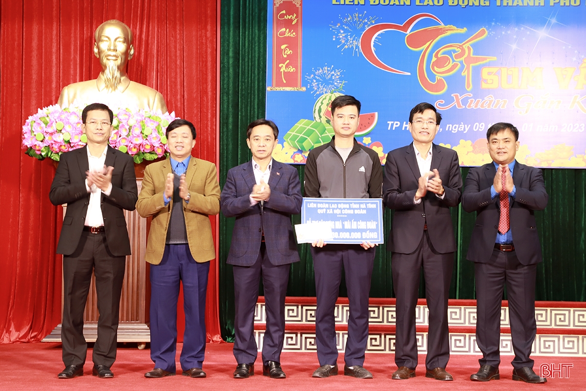 Lãnh đạo tỉnh vui “Tết sum vầy - Xuân gắn kết” cùng người lao động thành phố Hà Tĩnh