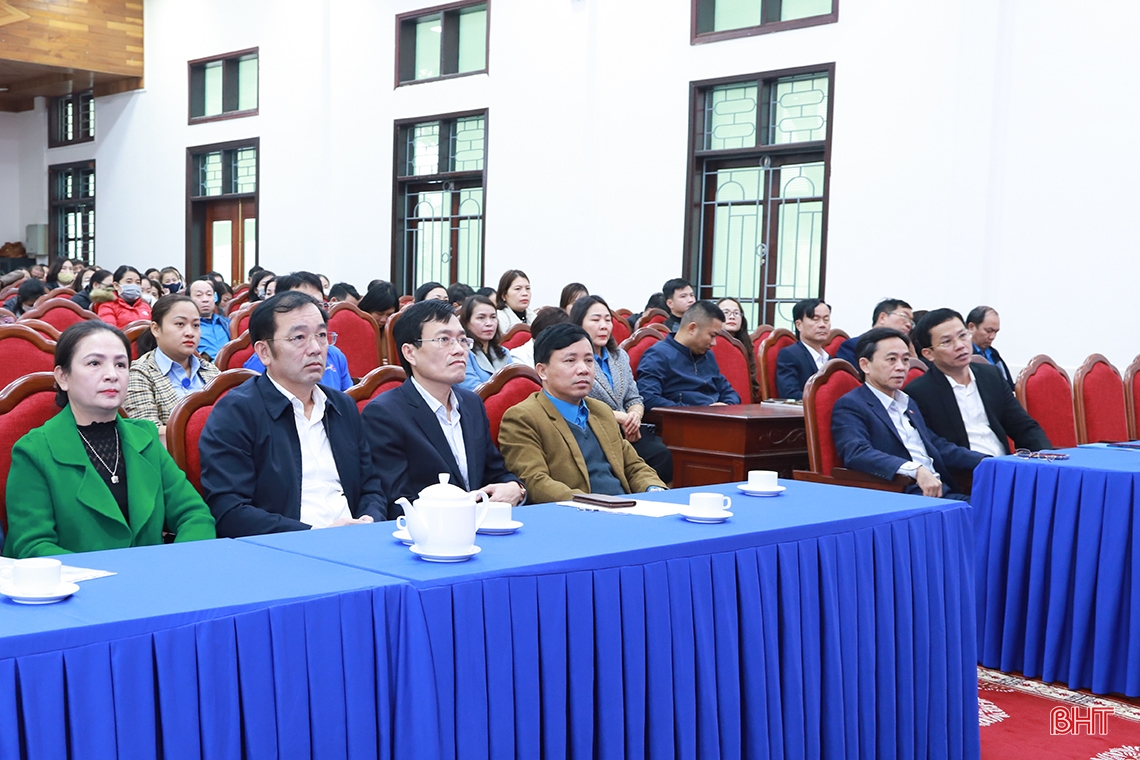 Lãnh đạo tỉnh vui “Tết sum vầy - Xuân gắn kết” cùng người lao động thành phố Hà Tĩnh
