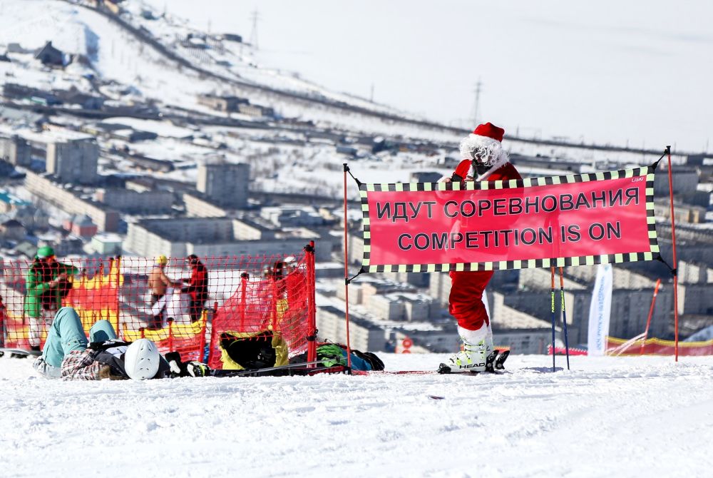 hang tram nguoi mac do boi truot tuyet do doc o nga