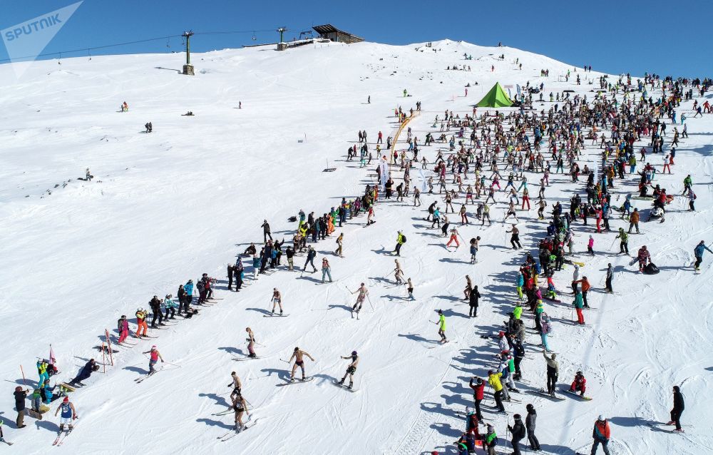 hang tram nguoi mac do boi truot tuyet do doc o nga