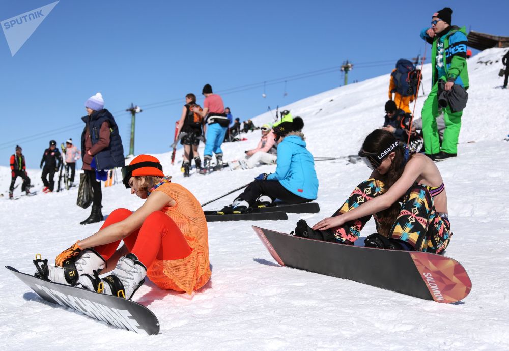 hang tram nguoi mac do boi truot tuyet do doc o nga