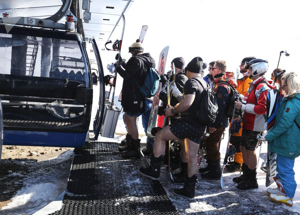 hang tram nguoi mac do boi truot tuyet do doc o nga