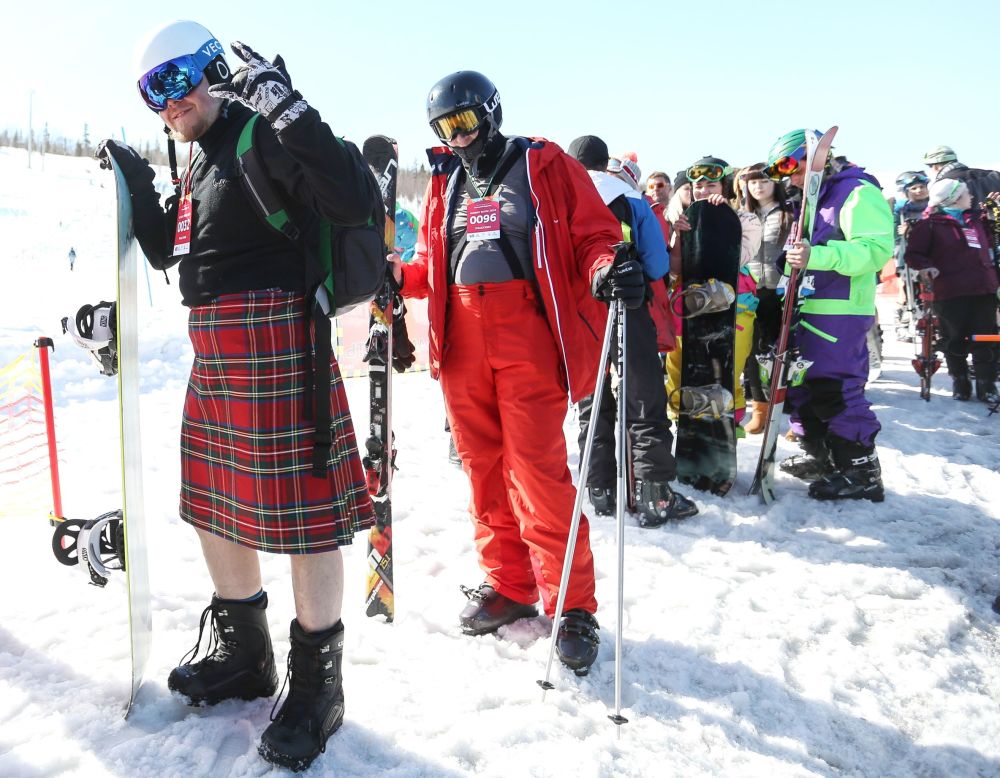 hang tram nguoi mac do boi truot tuyet do doc o nga