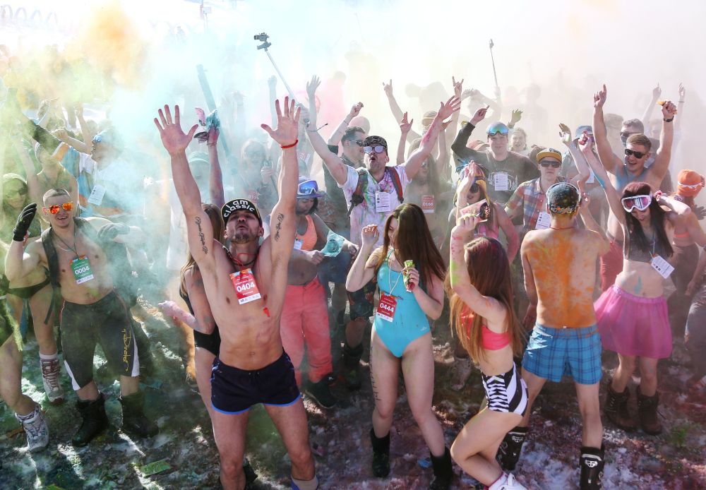 hang tram nguoi mac do boi truot tuyet do doc o nga