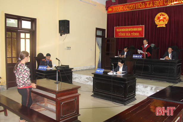 Đến xin khất nợ, tiện tay cuỗm luôn tiền gia chủ