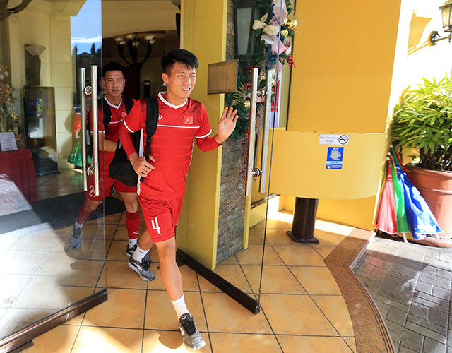 Lực lượng an ninh mang súng bảo vệ khách sạn ĐT Việt Nam