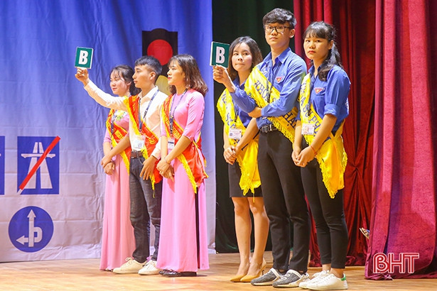 Sinh viên Trường Đại học Hà Tĩnh với an toàn giao thông