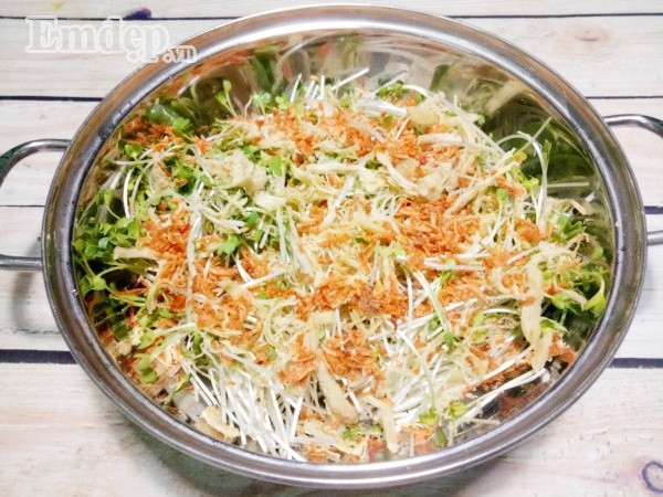 Cách làm salad rau mầm trộn thịt gà thanh mát, ngọt dịu