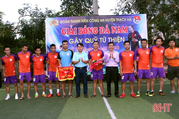 Giải Bóng đá Đoàn TN Công an Thạch Hà quyên góp 120 triệu làm từ thiện