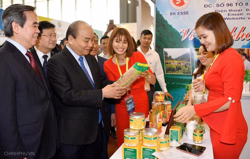 Bí thư Tỉnh ủy Hà Tĩnh dự triển lãm 10 năm Nghị quyết “tam nông”