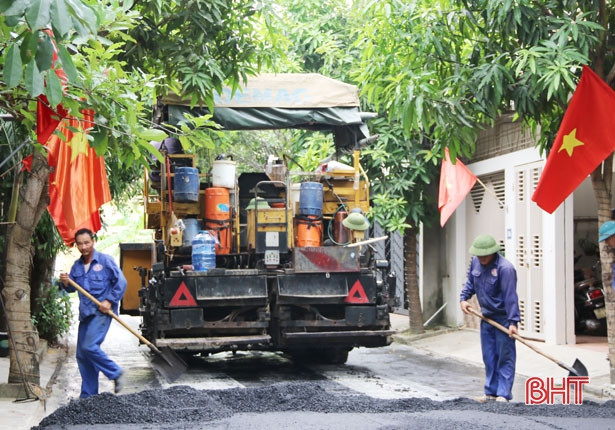 15 tỷ đồng thảm bê tông nhựa 120 tuyến đường, ngõ phố Hà Tĩnh