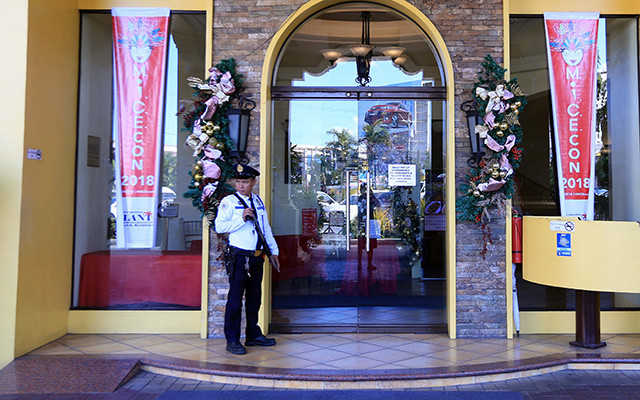 Lực lượng an ninh mang súng bảo vệ khách sạn ĐT Việt Nam