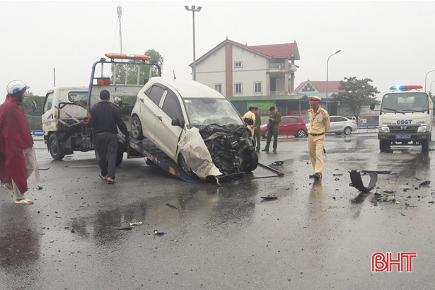 Xe ô tô va chạm xe tải, 3 người nhập viện cấp cứu