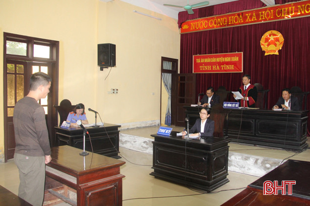 Tàng trữ trái phép chất ma túy, lĩnh 18 tháng tù
