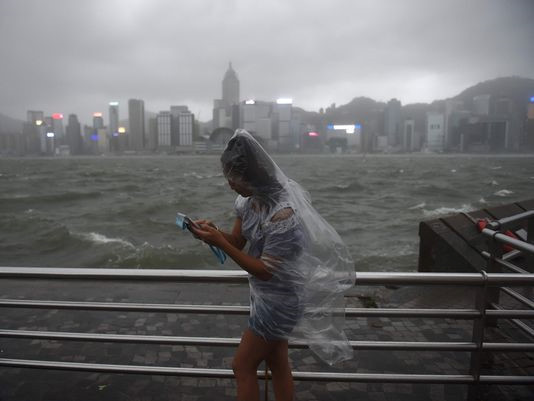 Cách bảo vệ thiết bị công nghệ khi dùng ngoài mưa