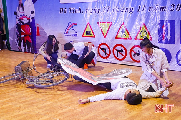 Sinh viên Trường Đại học Hà Tĩnh với an toàn giao thông