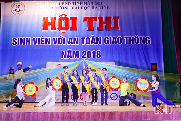 Sinh viên Trường Đại học Hà Tĩnh với an toàn giao thông