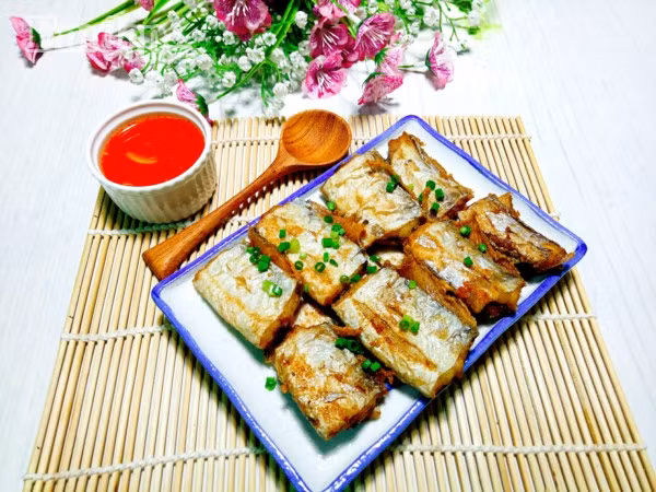 Hao cơm với món cá tẩm bột chiên giòn, chấm mắm tỏi ớt ngon tuyệt