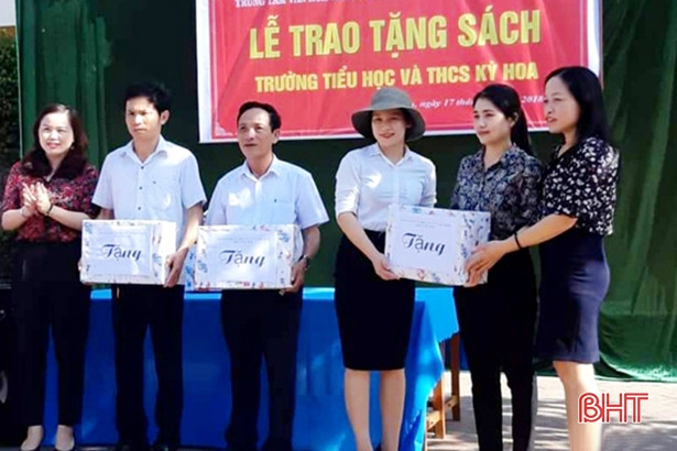 Tặng hơn 1.200 đầu sách cho thư viện các trường học ở TX Kỳ Anh