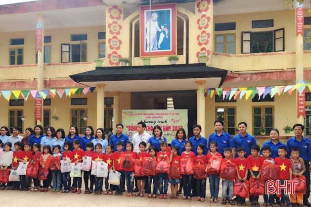 “Áo ấm mùa đông” đến với trẻ em miền núi Hương Khê